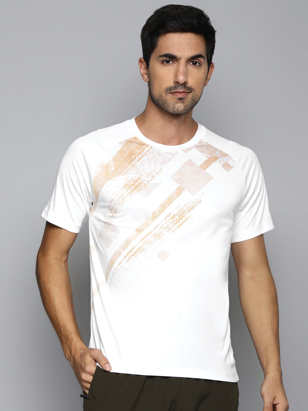 ALCIS Men White & Beige Printed Slim Fit Running T-shirt