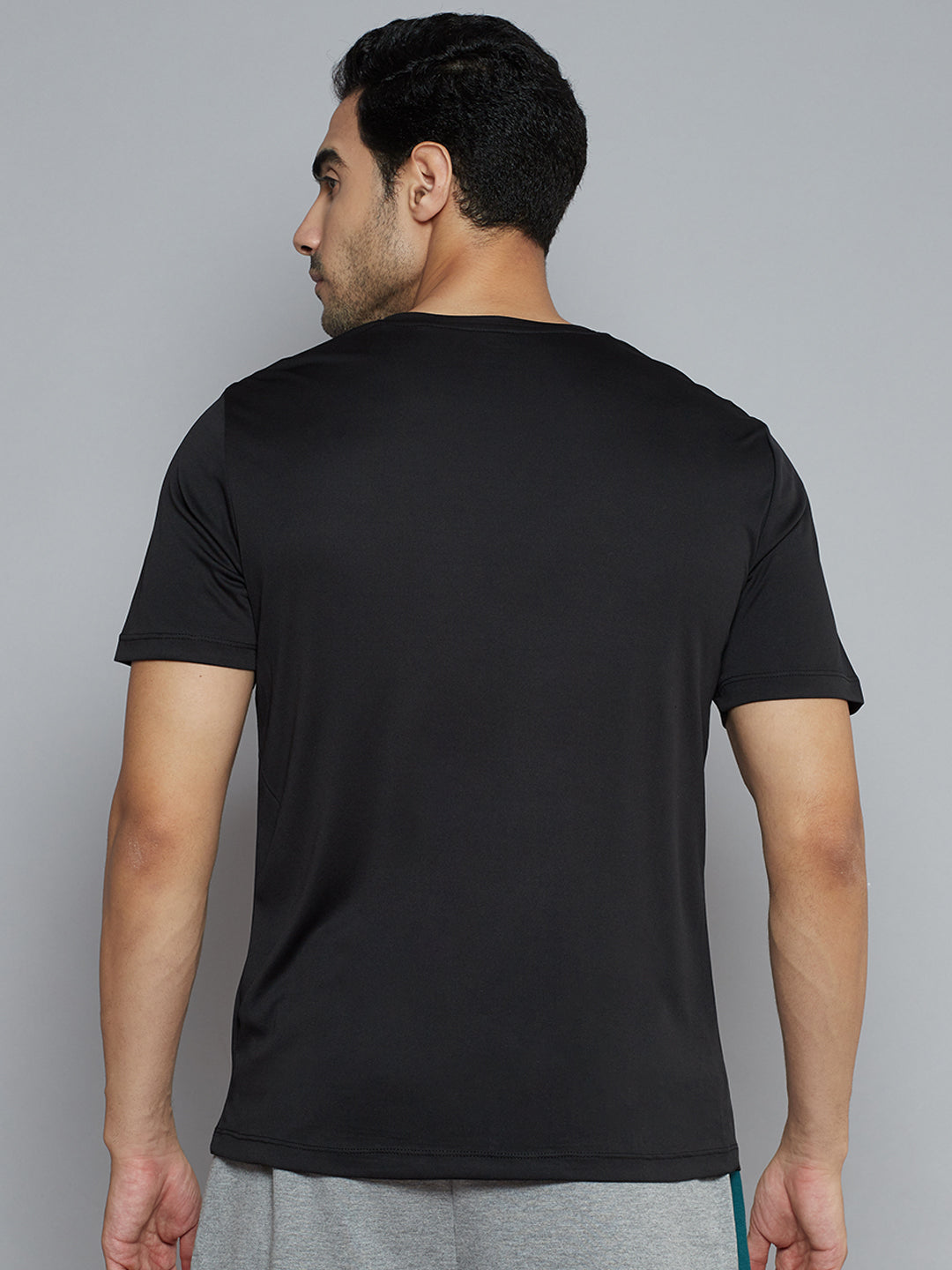 Alcis Men Black Solid Slim Fit T-shirt