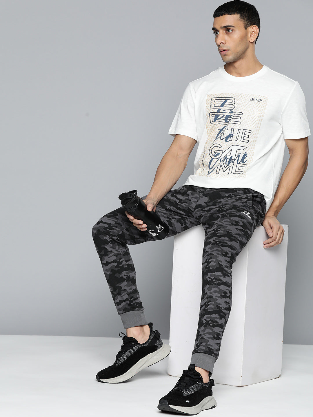 Alcis Men White & Beige Typography Printed Slim Fit T-shirt